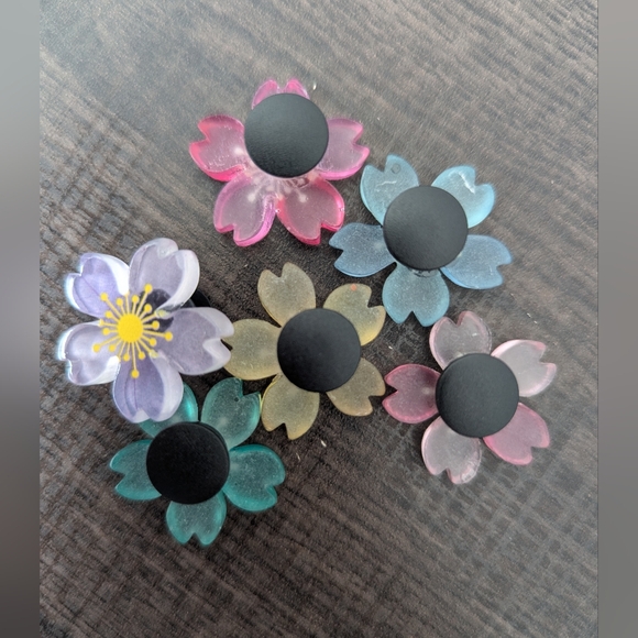 Glow In The Dark Floral Croc Charms 6 Pc - Picture 2 of 2